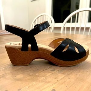Dansko Seasons black sandal. Size 37. New - never worn.